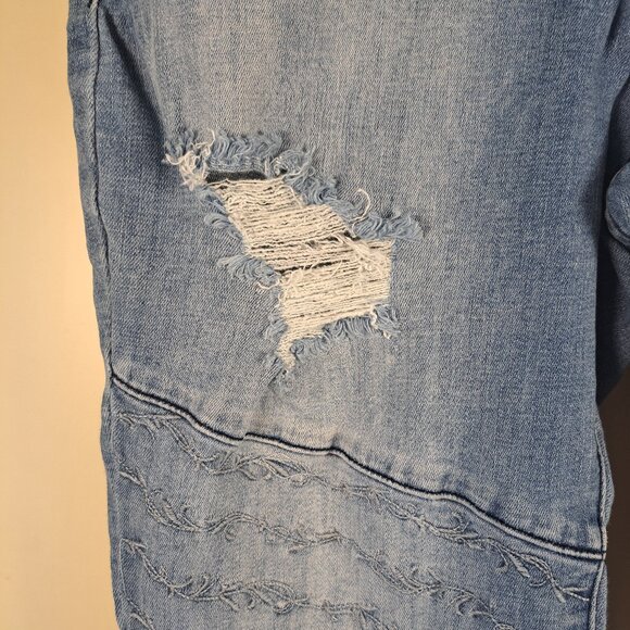 KanCan Lt Wash Distresses Embroidered Detail Fray Hem Skinny Jeans Sz 31 - Picture 3 of 14
